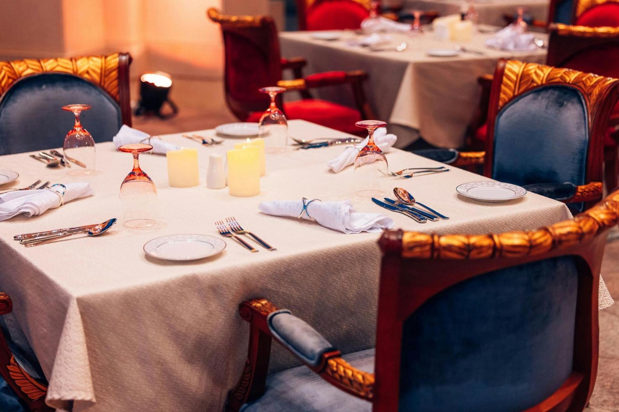 The Ritz-Carlton Jeddah Hotel Kültér fotó A table set for fine dining