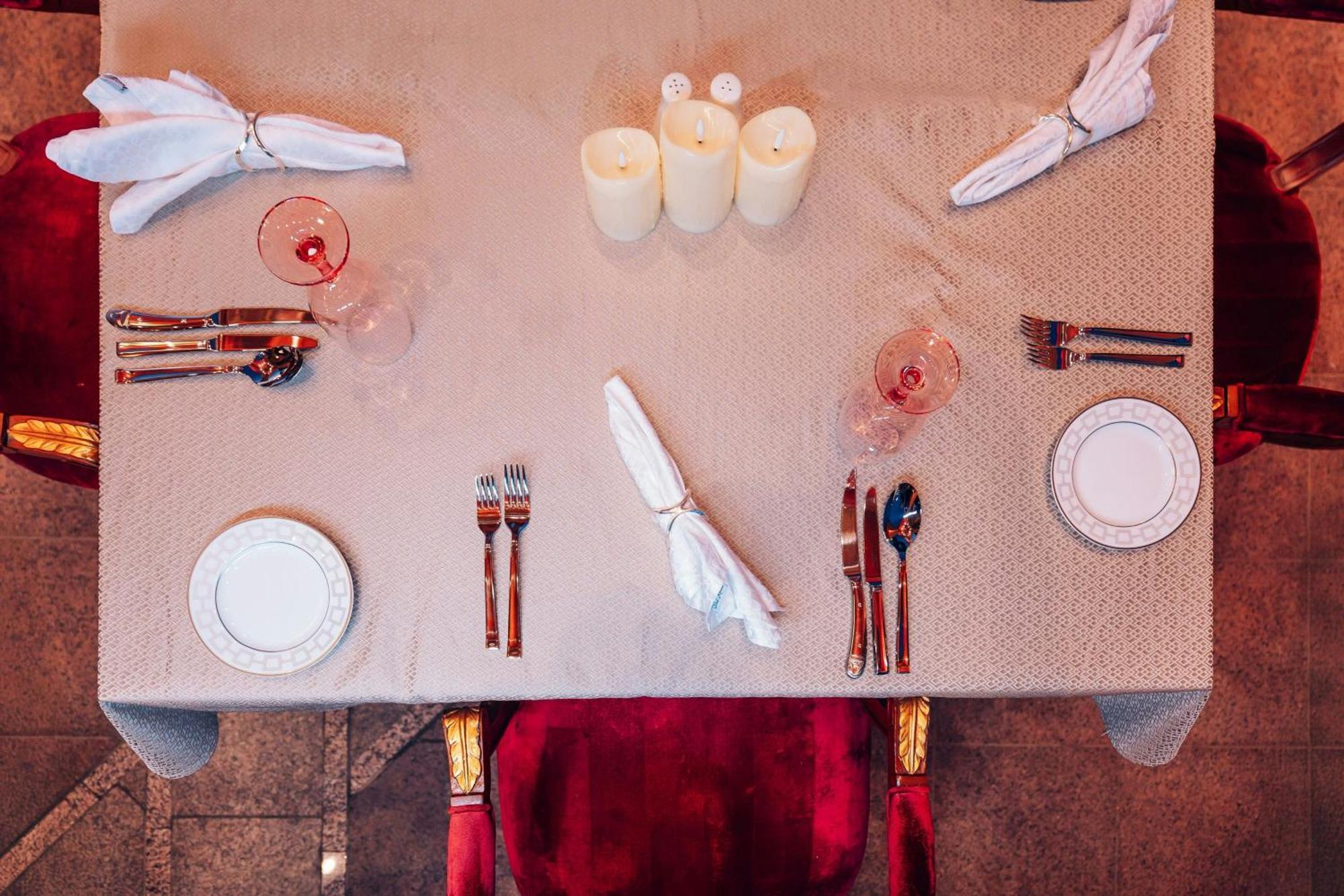 The Ritz-Carlton Jeddah Hotel Kültér fotó A place setting
