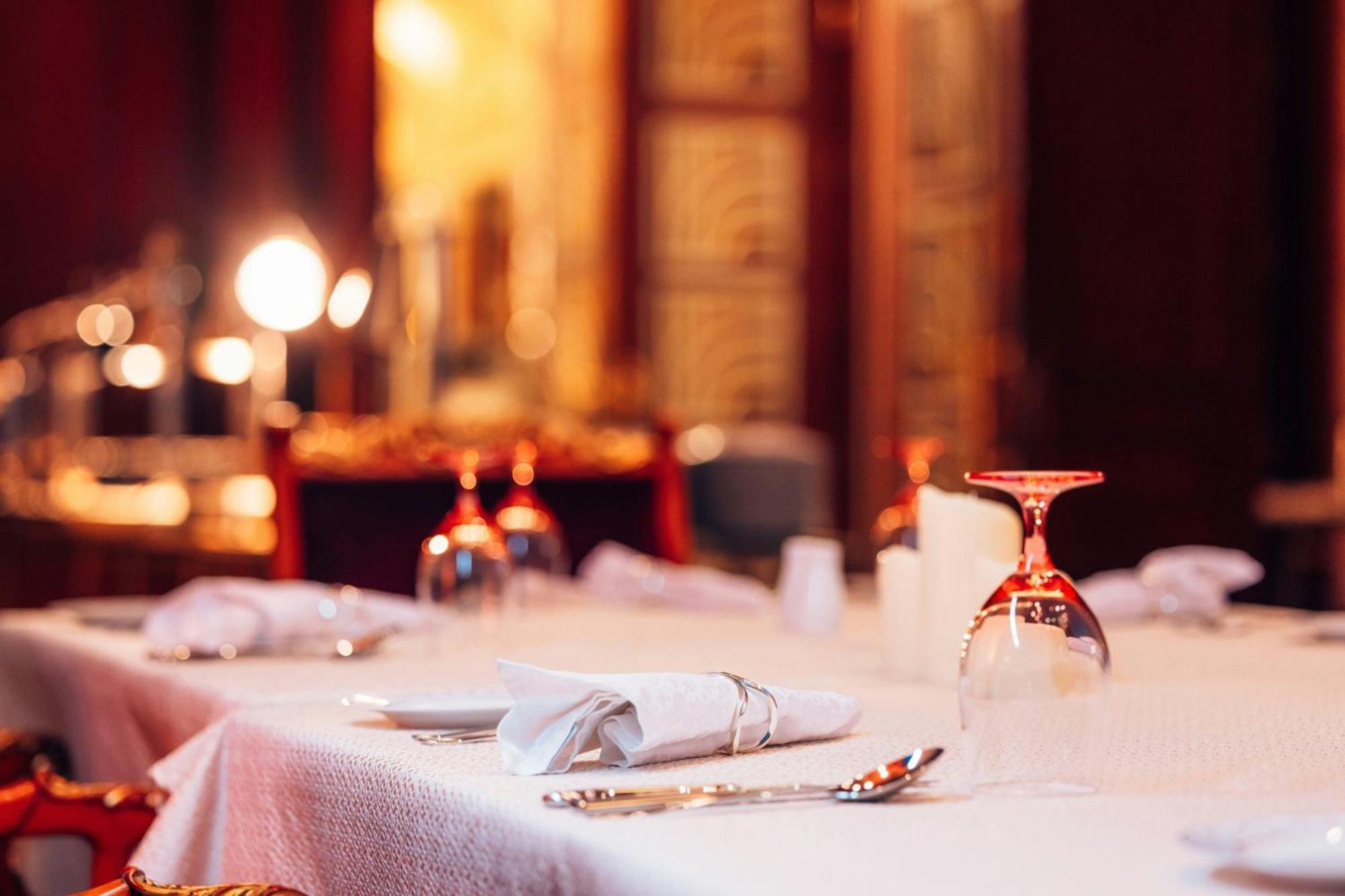 The Ritz-Carlton Jeddah Hotel Kültér fotó A restaurant table set for fine dining