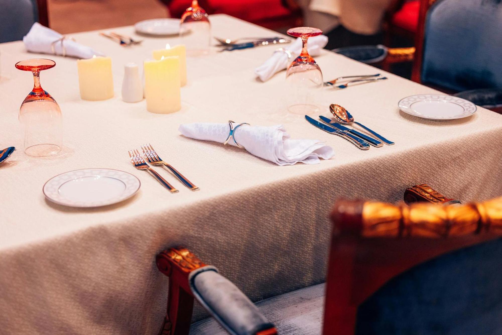 The Ritz-Carlton Jeddah Hotel Kültér fotó A Christmas table with crackers