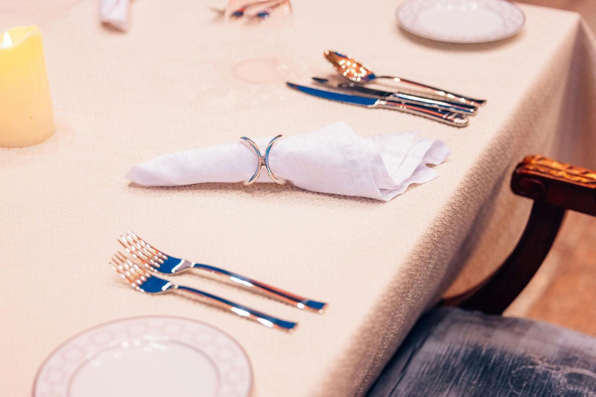 The Ritz-Carlton Jeddah Hotel Kültér fotó A table set for fine dining